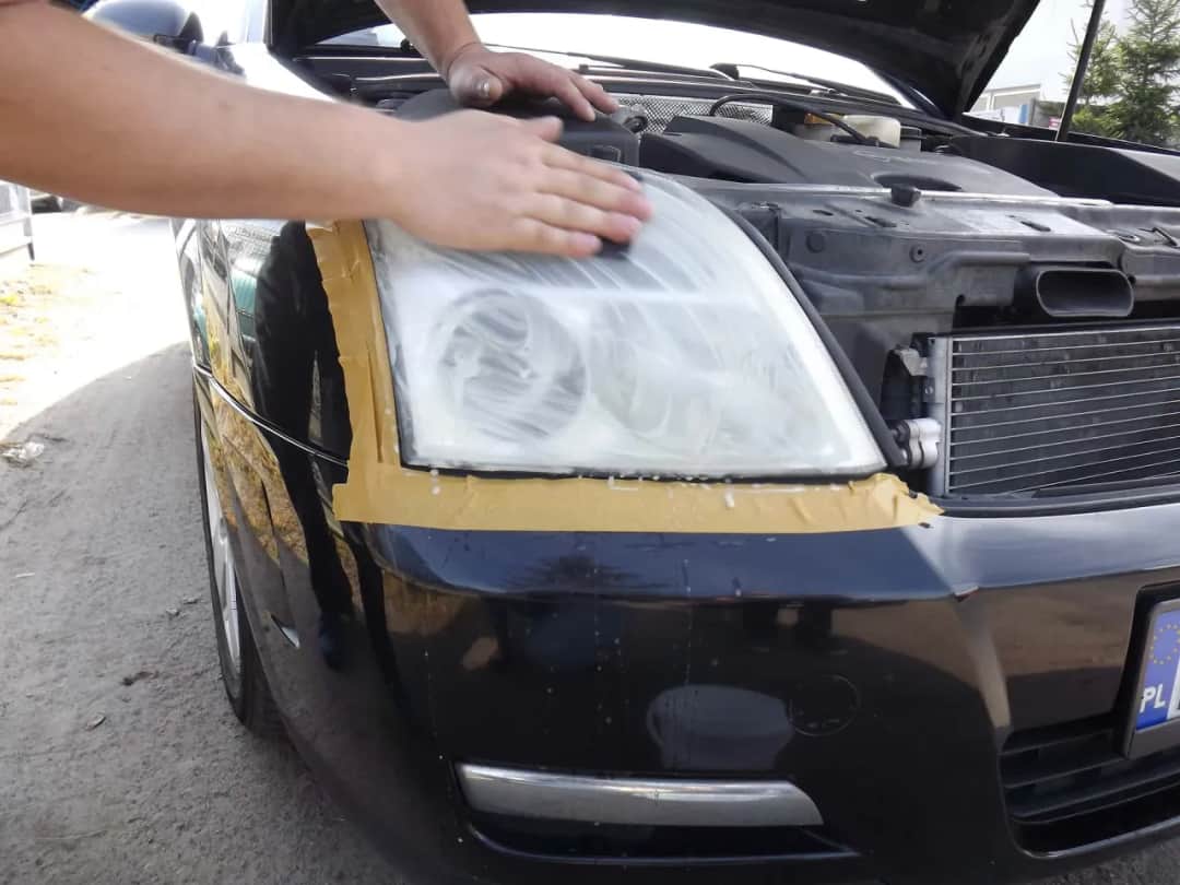 Jak polerować lampy w aucie, aby uniknąć zmatowienia i poprawić widoczność