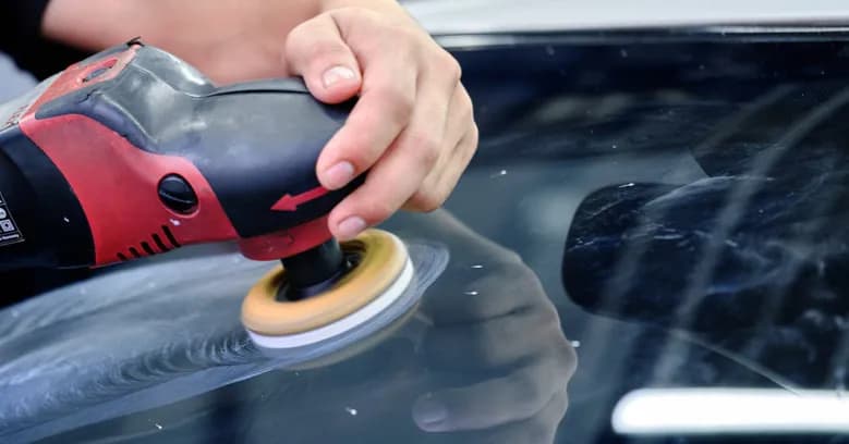 Czym polerować szybę w aucie, aby uniknąć rys i uszkodzeń?