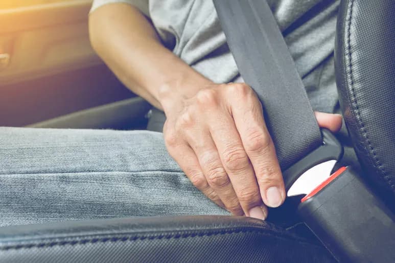 Kiedy wprowadzono pasy bezpieczeństwa i jak zmieniły nasze życie