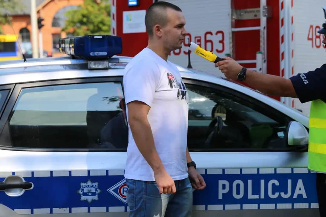 Czy bhpowiec może badać alkomatem? Poznaj prawne ograniczenia