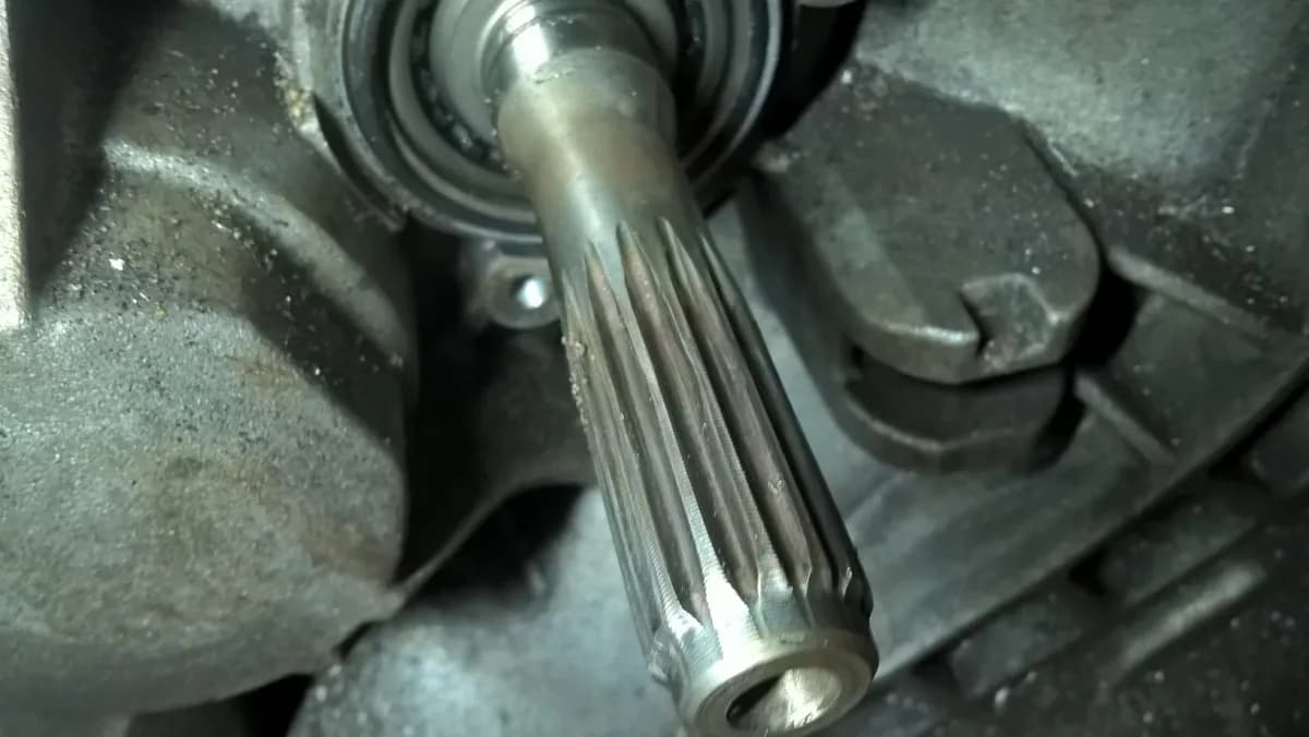 Przyczyna twardego pedału sprzęgła - co może być nie tak z Twoim autem?