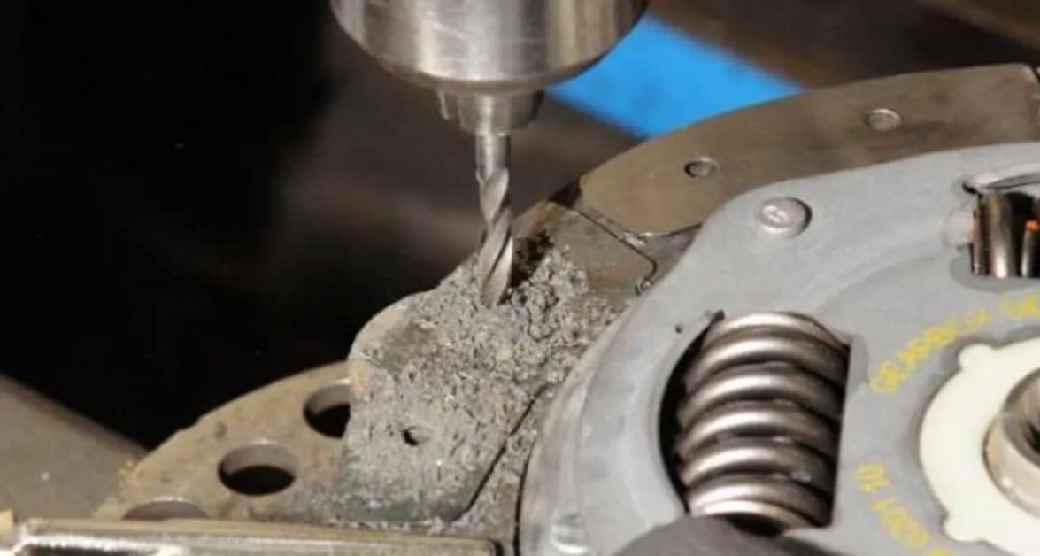 Jak usunąć zapach spalonego sprzęgła i uniknąć kosztownych napraw