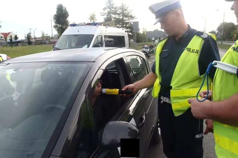 Czy badanie alkomatem na policji jest darmowe? Poznaj szczegóły!