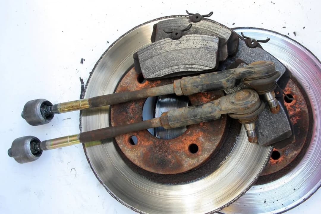 Drążek kierowniczy czy maglownica – kluczowe różnice i objawy uszkodzeń